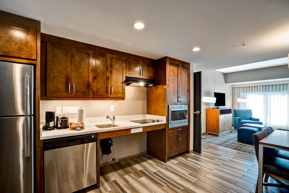 Suite, 1 King Bed, Accessible (Roll-in Shower) thumbnail 5