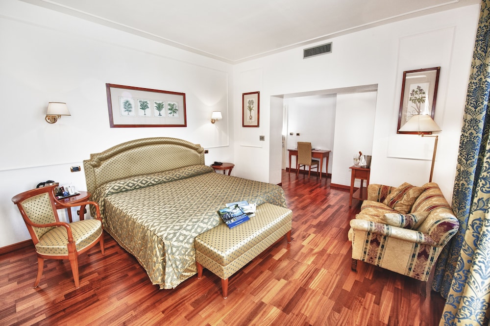 Junior Suite, 1 King Bed, Lake View photo 2