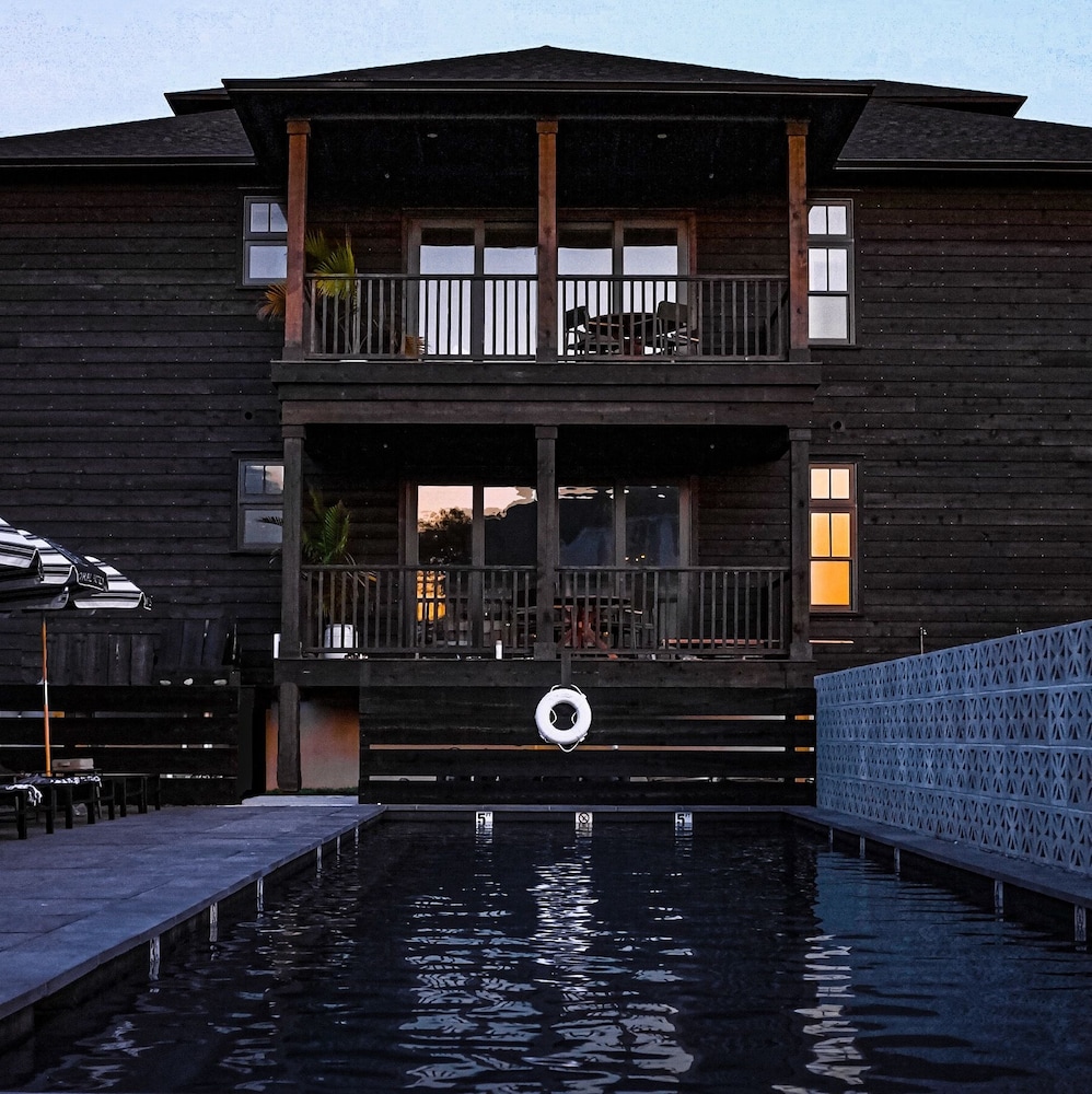 Luxury Apartment, Multiple Beds, Pool View