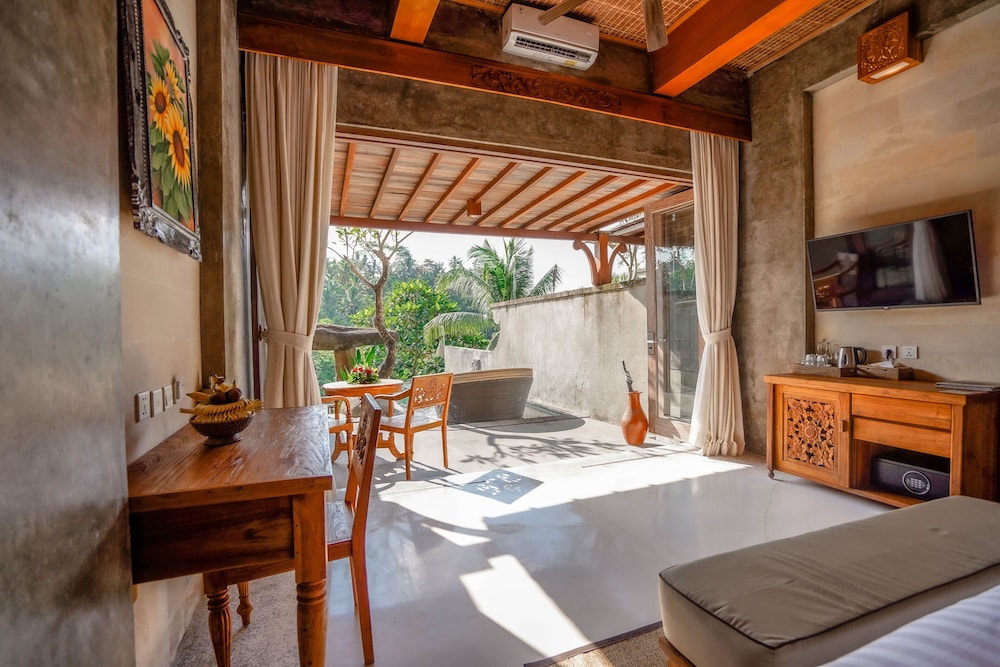 Royal Pool Suite, Valley View