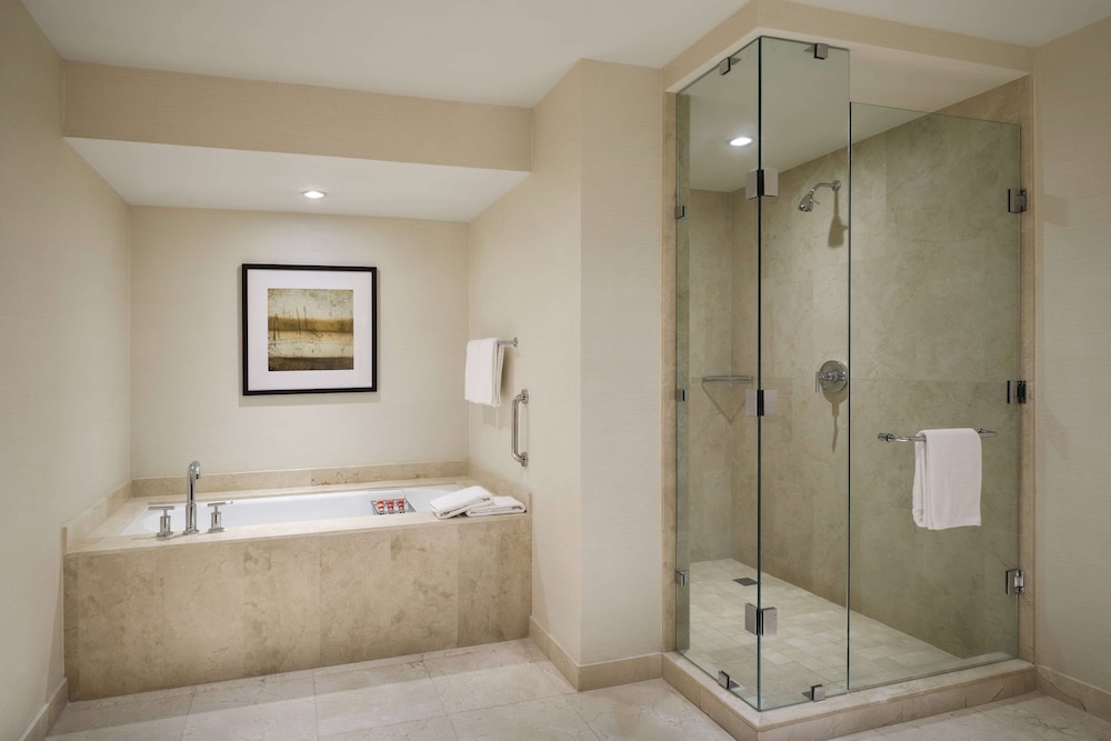 Premier Suite, 1 King Bed, Non Smoking, Kitchen (Tower) - Photo 10