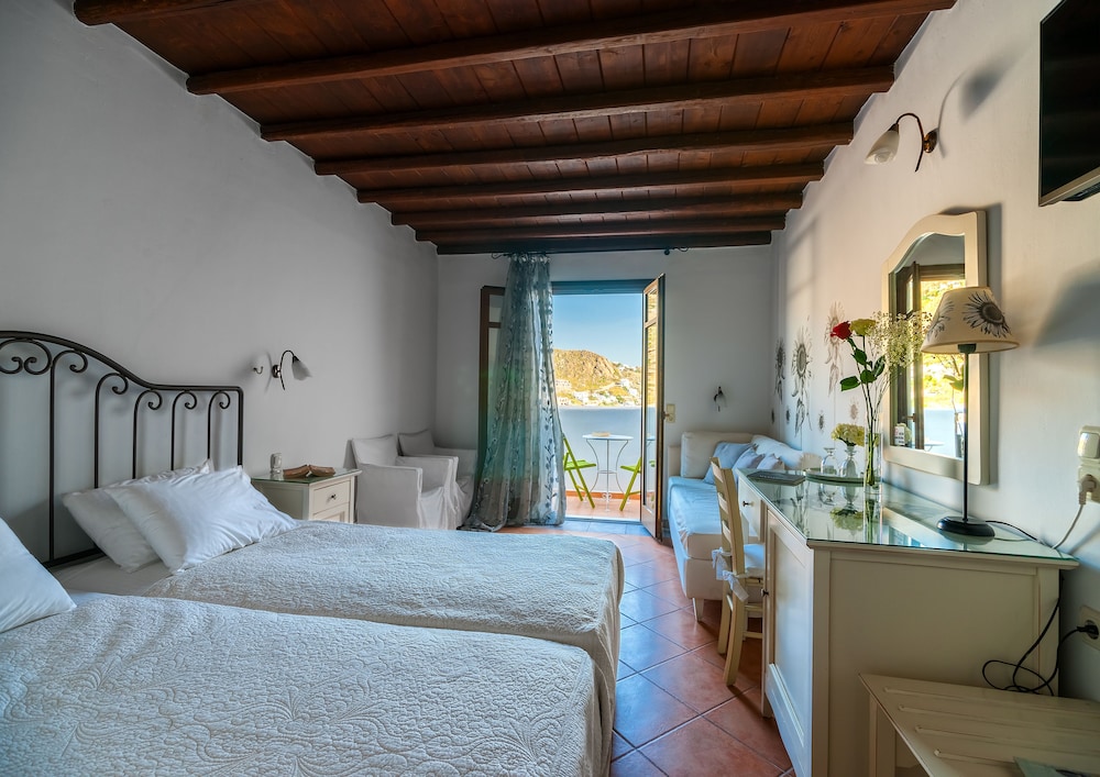 Superior Room, Partial Sea View photo 1