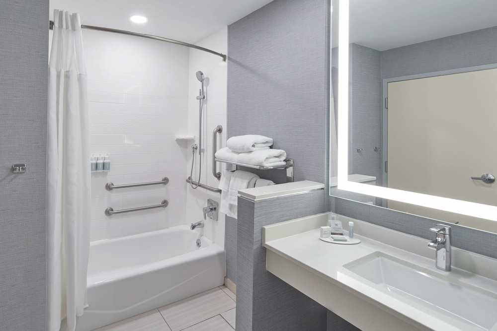 Room, 2 Queen Beds (Mobility/Hearing Accessible, Tub)