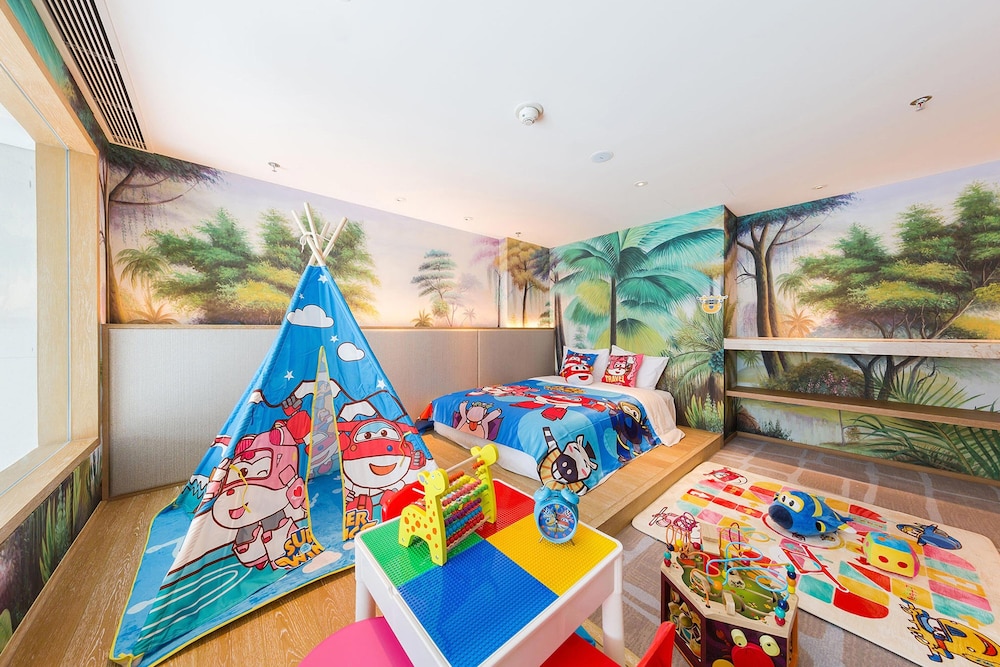Family Suite, 1 King Bed (Bedroom is a loft) photo 3