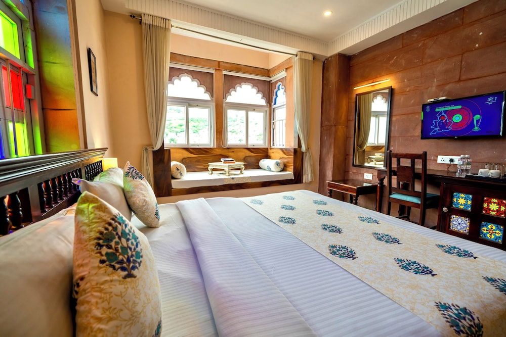 Fort View Superior Room with Jharokha, King Bed ( 2nd Floor ) photo 3