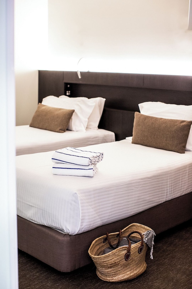 Deluxe Two-Bedroom Apartment with Sea View photo 3