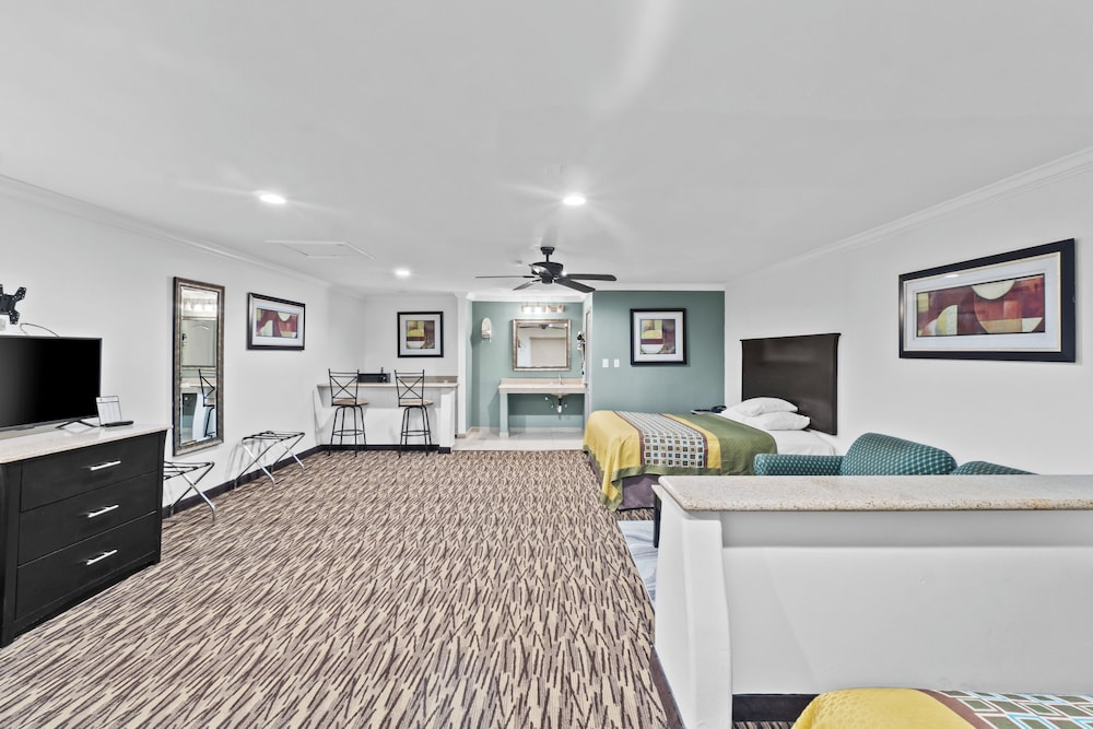 Suite (1 King and 1 Queen bed) - Photo 12