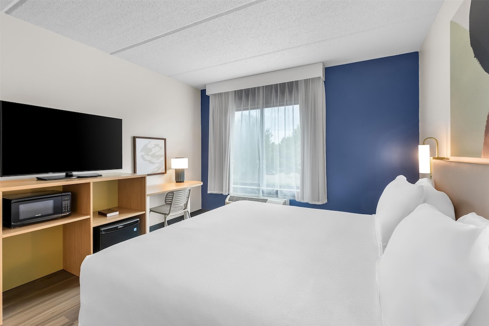 Room, 1 King Bed, Accessible, Bathtub (Mobility) - Photo 4