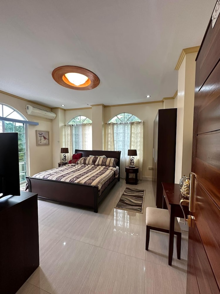 Deluxe House photo 1