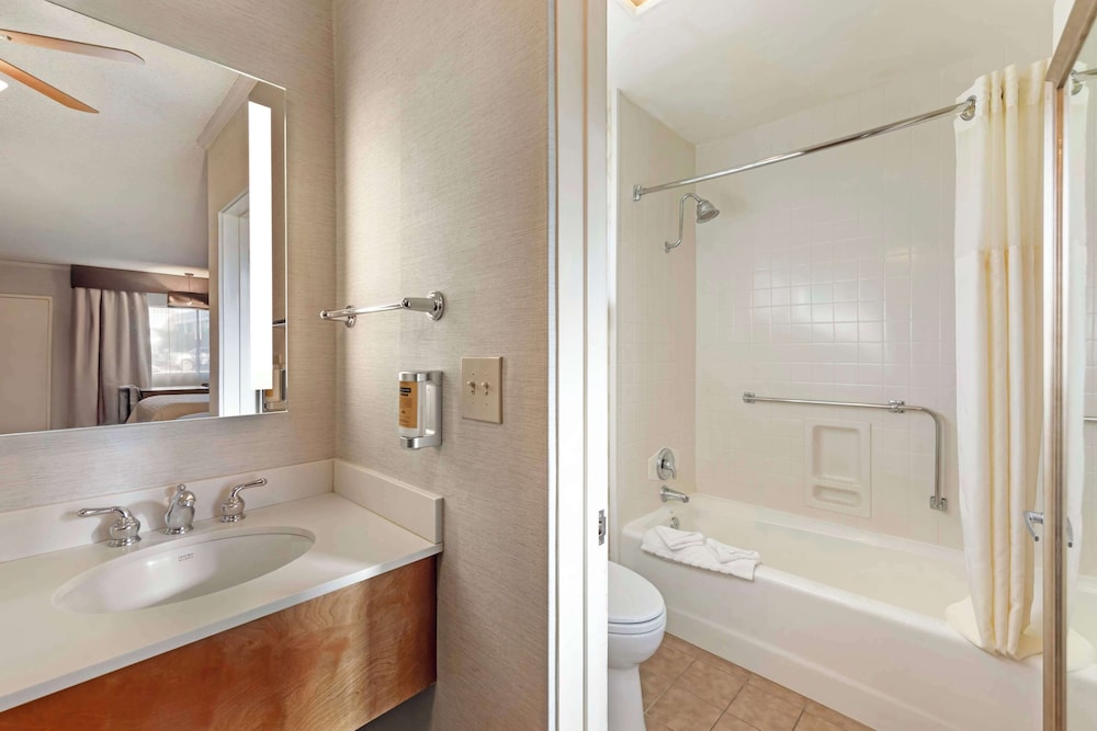 Deluxe Room, 2 Queen Beds, Non Smoking, Refrigerator & Microwave - Photo 10