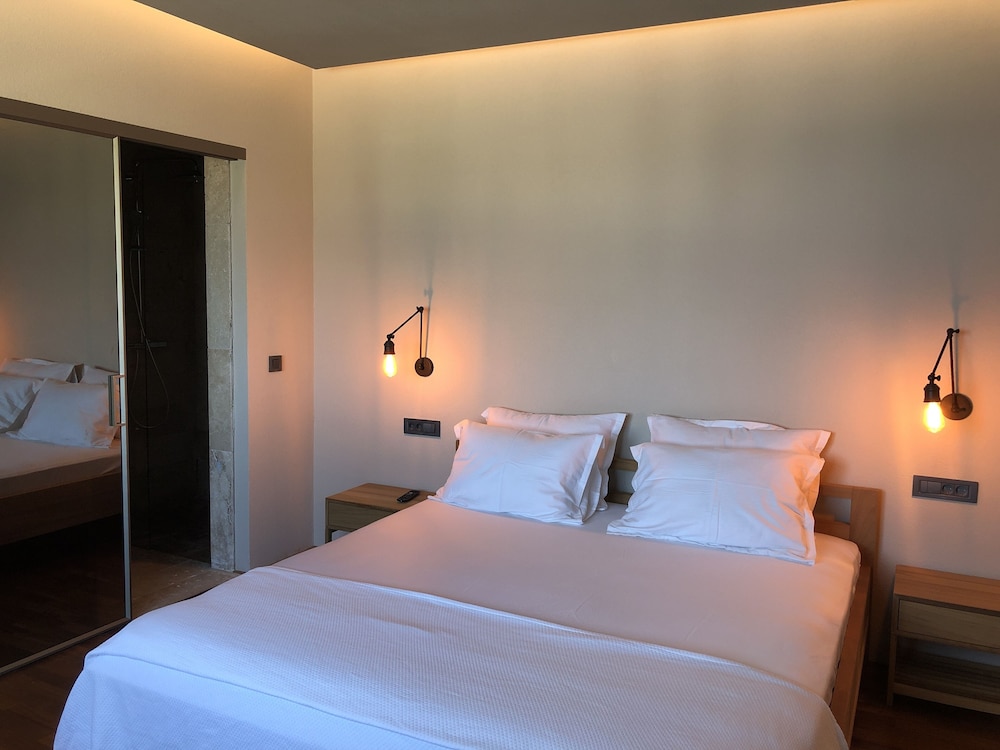 Deluxe Room 112