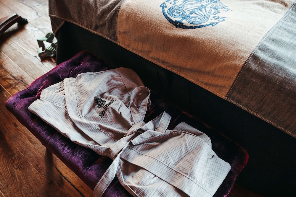 Executive Suite, 1 King Bed, Non Smoking, Bathtub - Photo 2