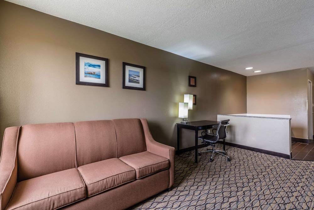 Suite, 1 King Whirlpool Tub Refined Non Smoking 2 Person Sofa Bed photo 3