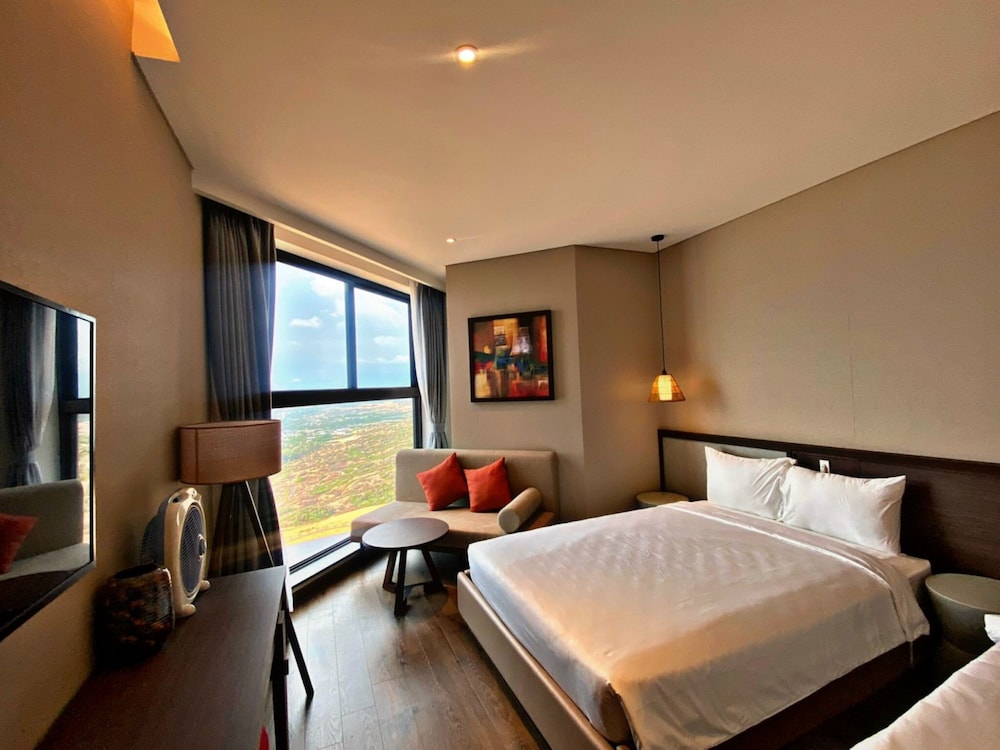 Family Studio, Multiple Beds, Partial Ocean View photo 3