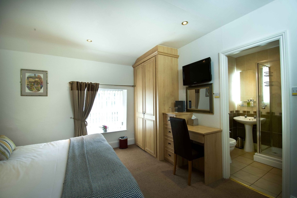 Double or Twin Room, Ensuite - Photo 1
