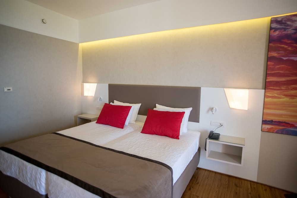 Family Room, 2 Twin Beds, Non Smoking, Sea View (Superior) - Photo 1