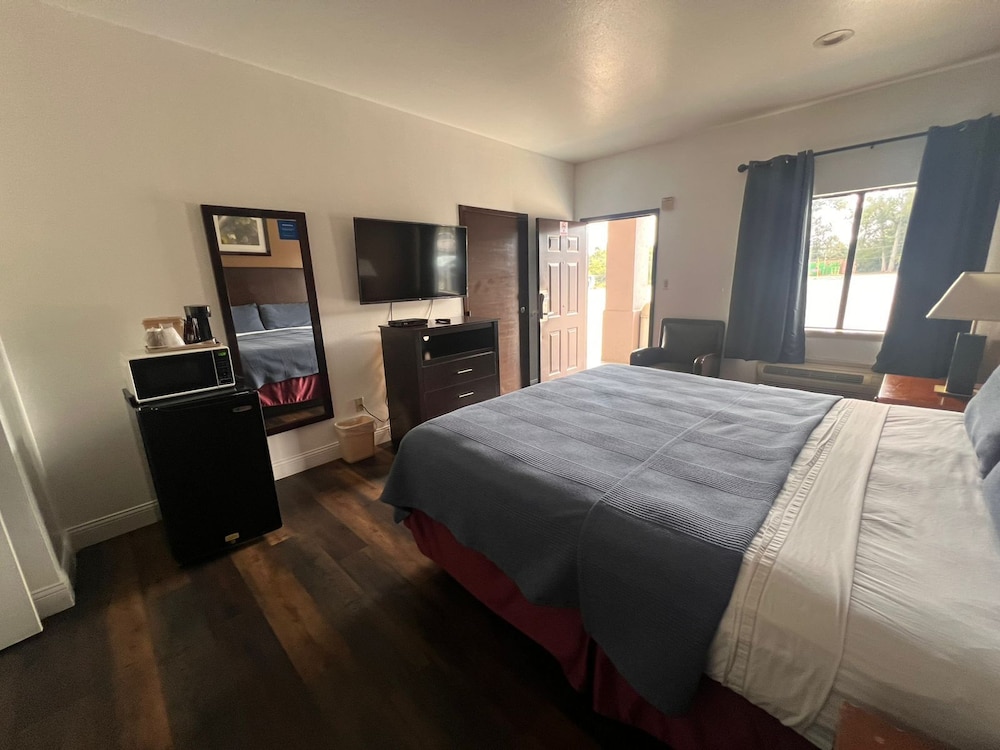 Room, 1 King Bed, Non Smoking photo 3