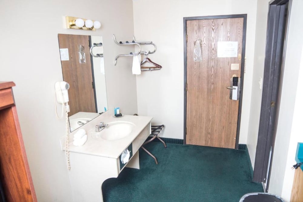 Room, 1 King Bed, Non Smoking - Photo 6