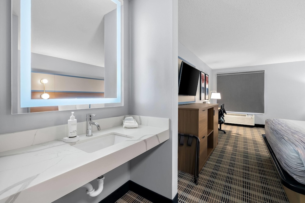 Room, 1 King Bed, Non Smoking - Photo 2