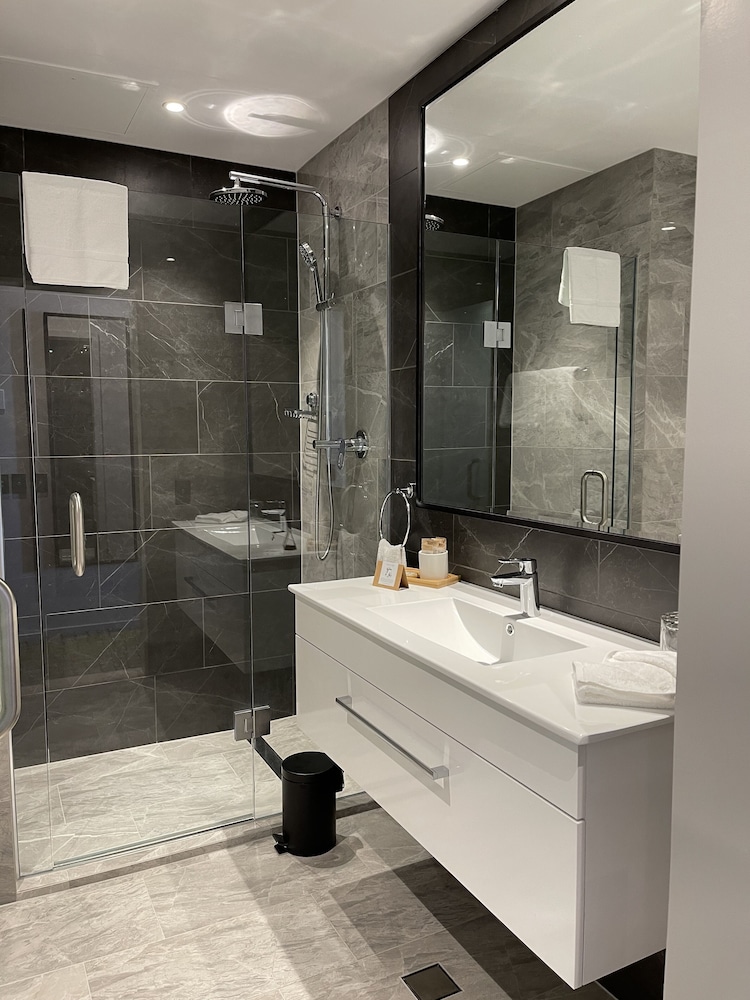 Deluxe Room, Balcony (High Floor) thumbnail 6