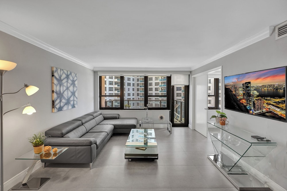 Charming Condo with Resort Amenities, Pools, Sauna & Gym 711