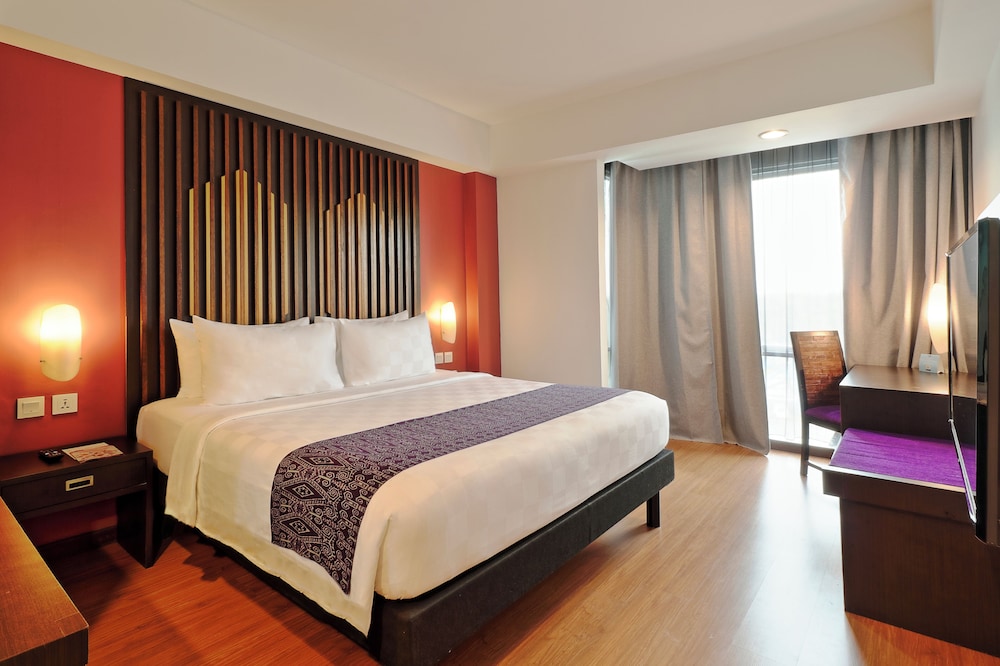 Superior Room, 1 King Bed photo 3