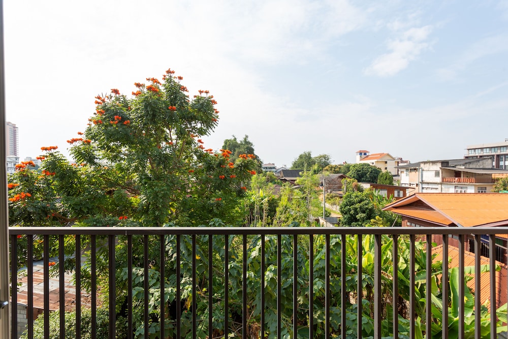 Two Bedroom Balcony Apartment - Photo 8
