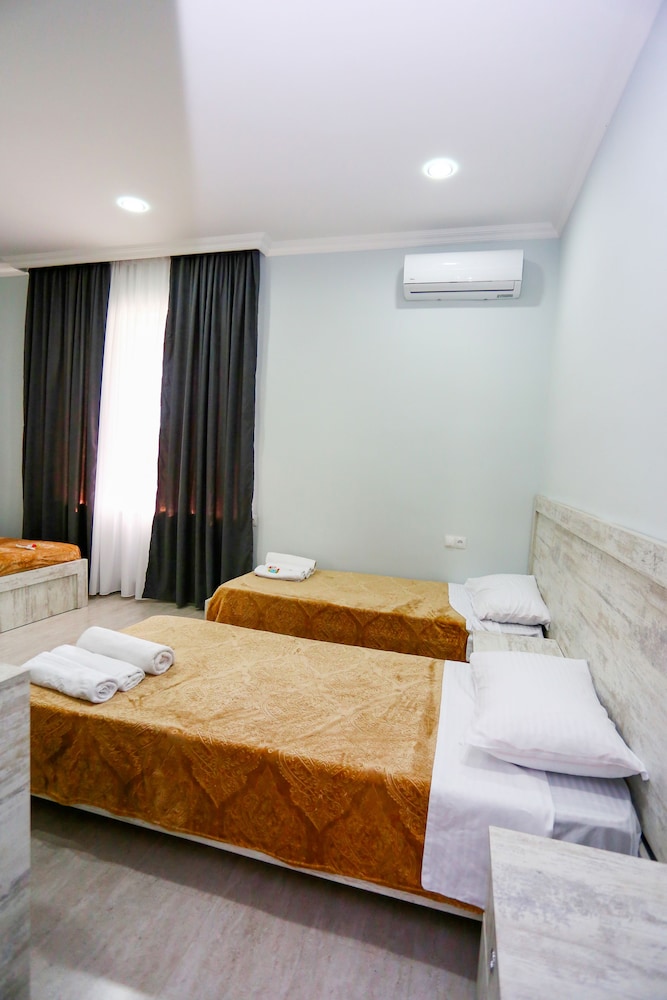 Basic Triple Room, 3 Twin Beds, Non Smoking photo 3