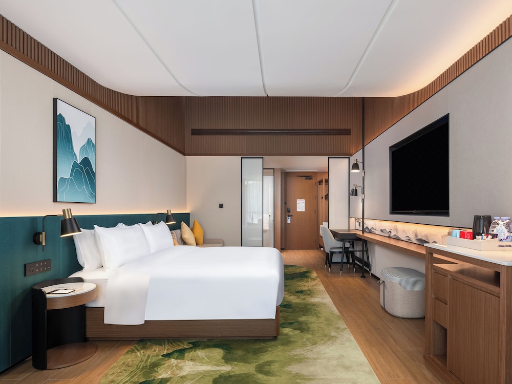 Deluxe Room, 1 King Bed (High Floor) photo 2