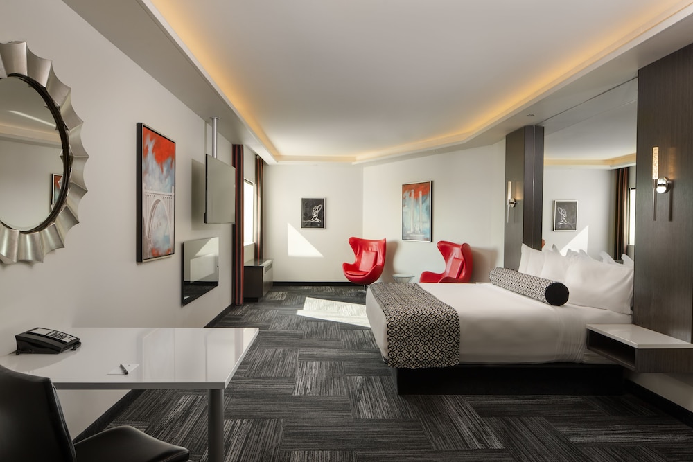 Junior Suite, 1 King Bed, Fireplace (Mobility Accessible, Roll-In Shower)