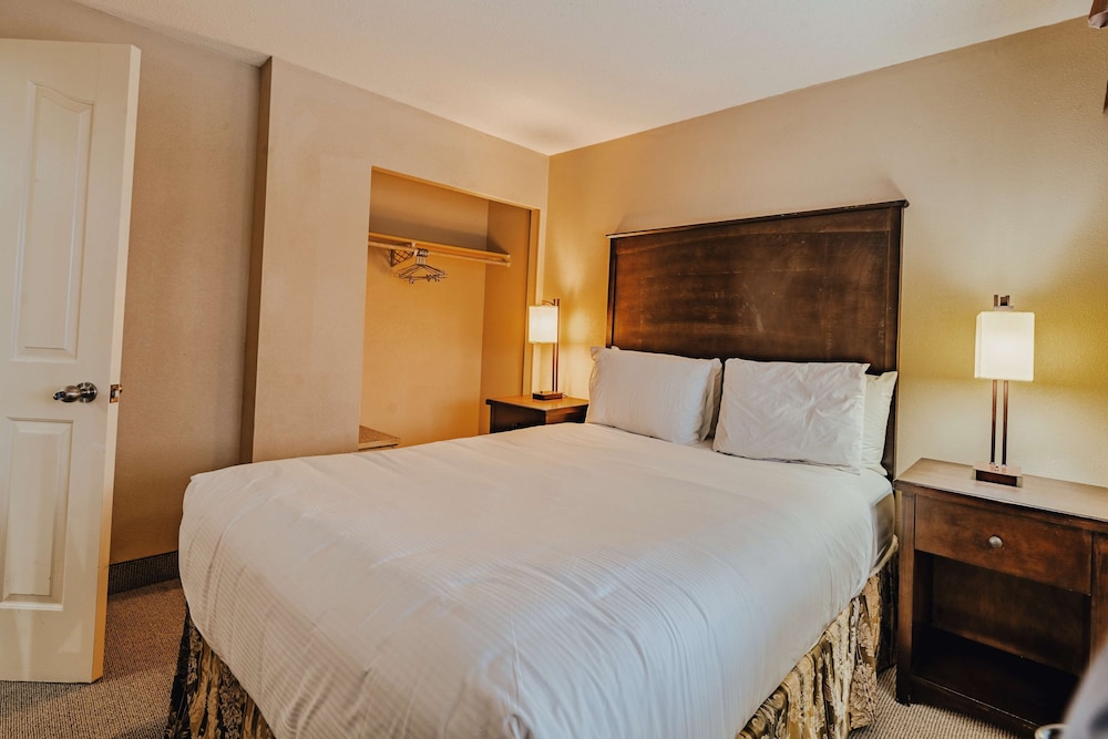 Family Suite, 2 Queen Beds, Non Smoking, Balcony - Photo 4