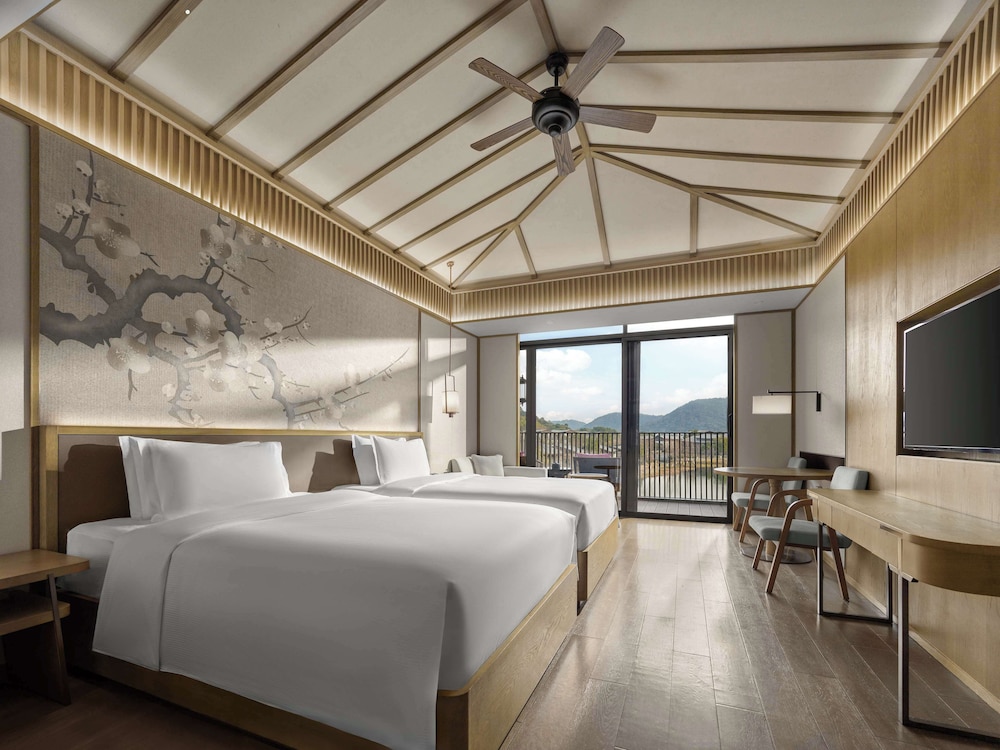 Deluxe Room, Multiple Beds, Lake View
