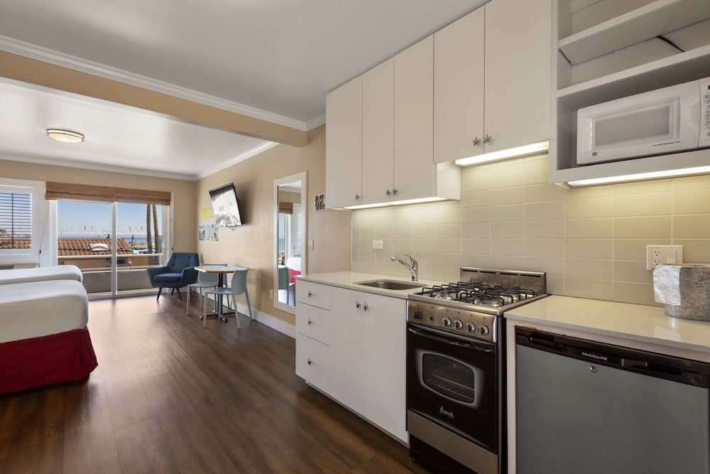 2 Queen Beds, Ocean View with Balcony & Kitchen - Photo 2