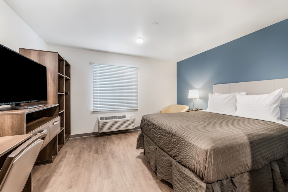 Classic Room, 1 Queen Bed, Non Smoking (Roll-In Shower) photo 2
