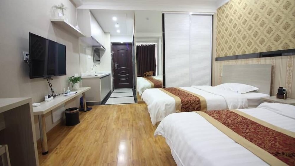 Family Room, City View photo 2