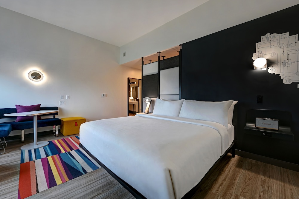 Room, 1 King Bed (Mobility/Hearing Access, Roll-in Shwr) - Photo 2