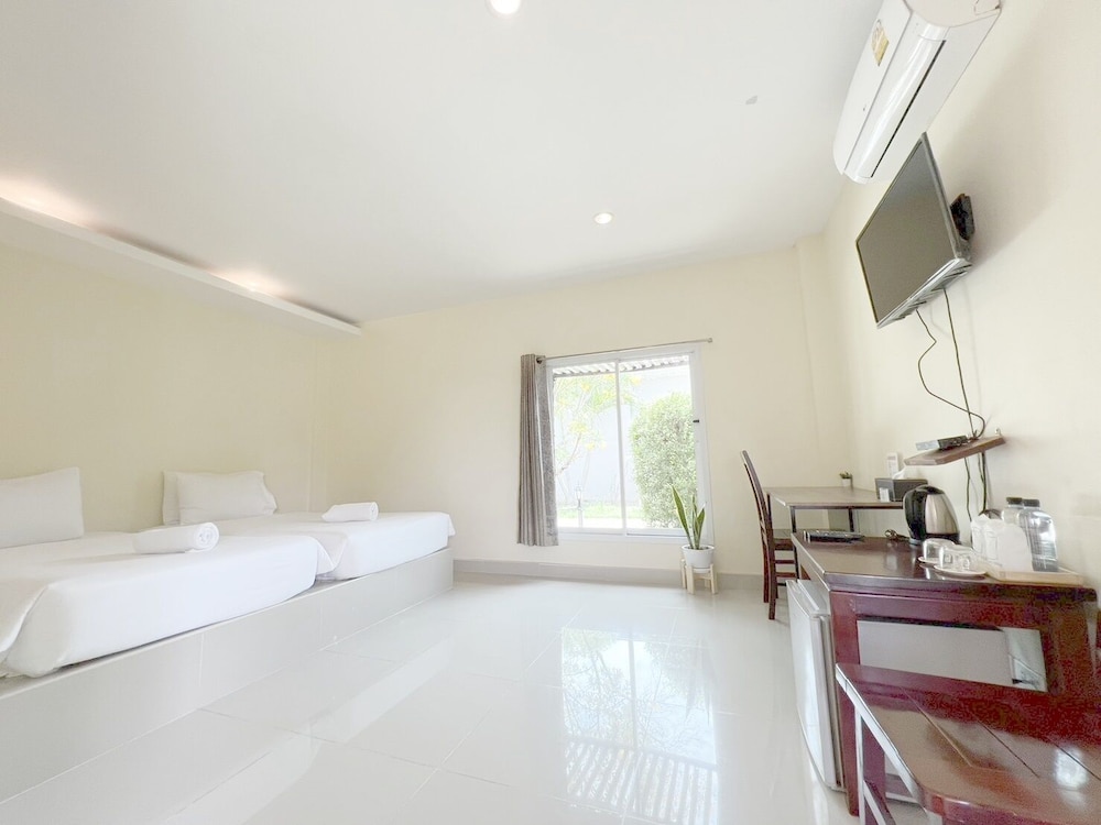 Basic Twin Room, 2 Twin Beds, Non Smoking, Resort View photo 1