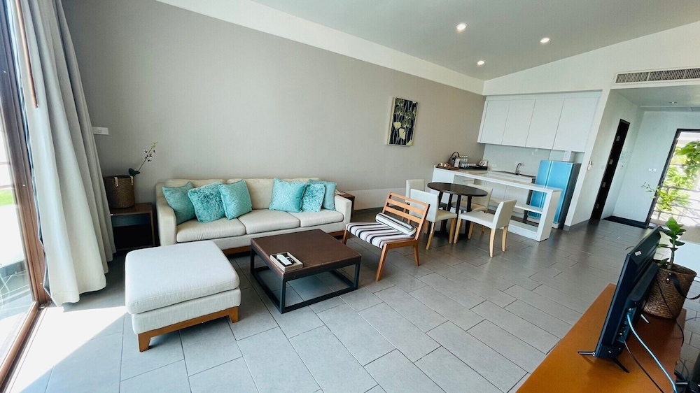 Premier Quadruple Room, Balcony, Park View photo 2