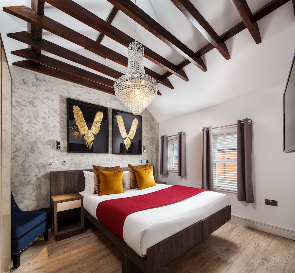 Signature Suite, 1 King Bed With Sofa Bed photo 2