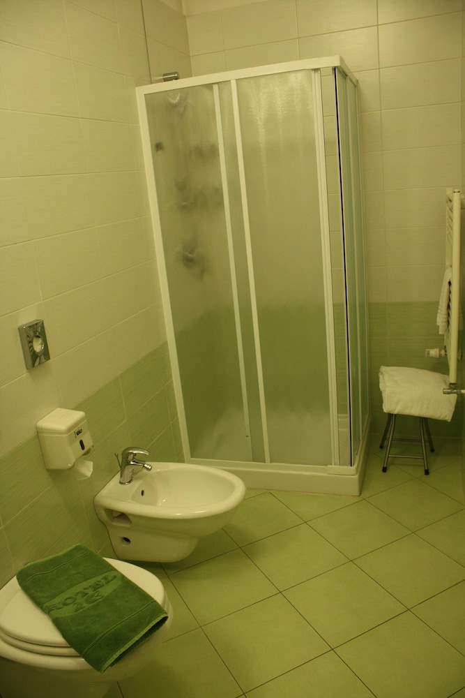 Economy Twin Room - Photo 4
