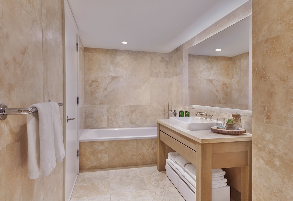 Room, 1 King Bed, Balcony (Skyline View)