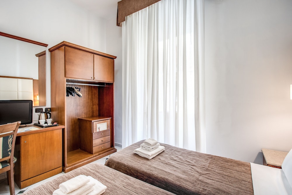 Standard Double or Twin Room - Photo 6