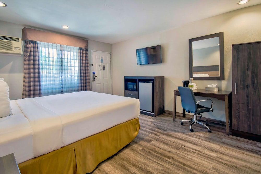 Deluxe Room, 1 King Bed, Non Smoking, Refrigerator & Microwave