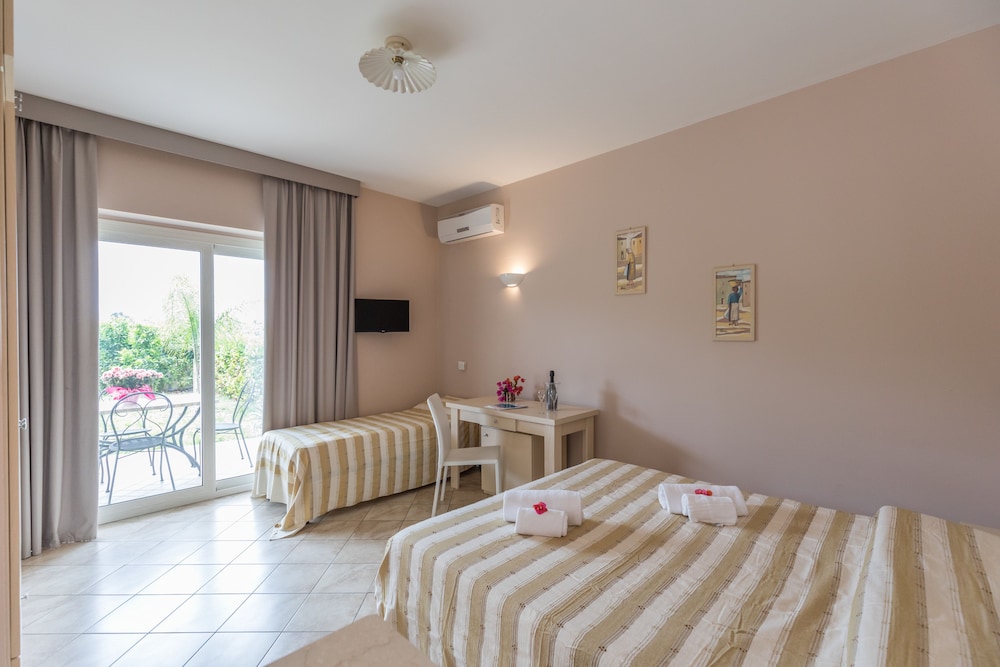 Triple Room, 1 Queen Bed, Kitchenette photo 1