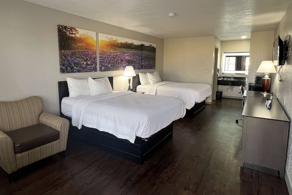 Deluxe Room, 2 Queen Beds, Accessible, Non Smoking, Refrigerator & Microwave - Photo 3