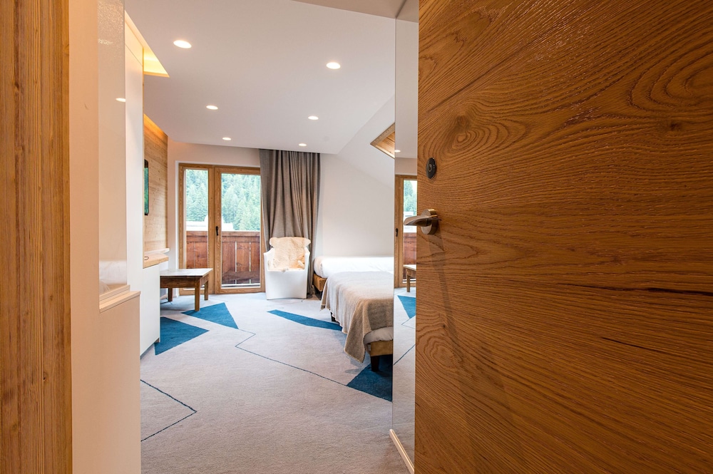 Superior Room, Multiple Beds, Non Smoking, Mountain View