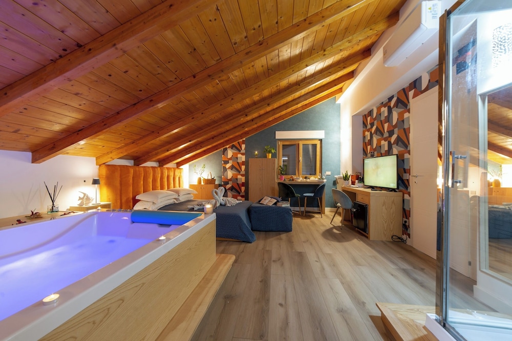 Deluxe Suite, City View
