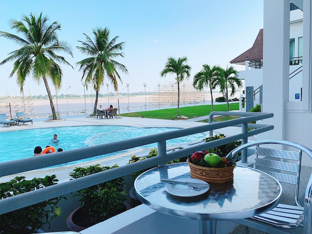 Deluxe Room, Poolside photo 3