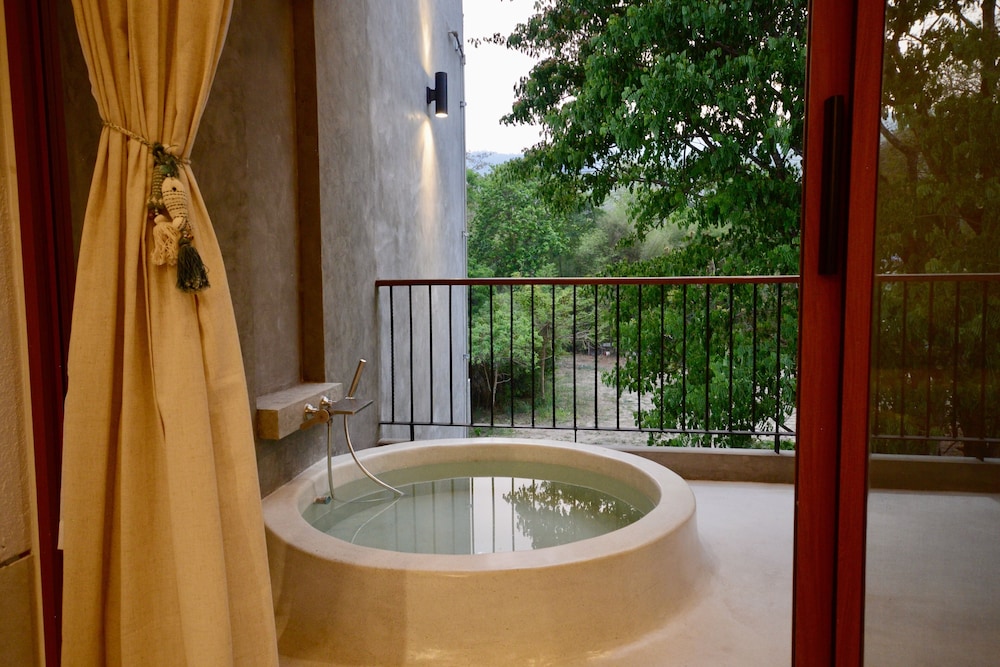 Accessible Luxury Suite with Bathtub on the Balcony - Photo 3