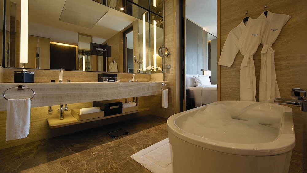 Deluxe Room, 1 King Bed photo 2
